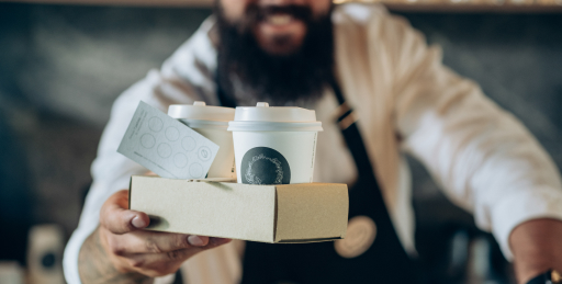 homme qui offre un café